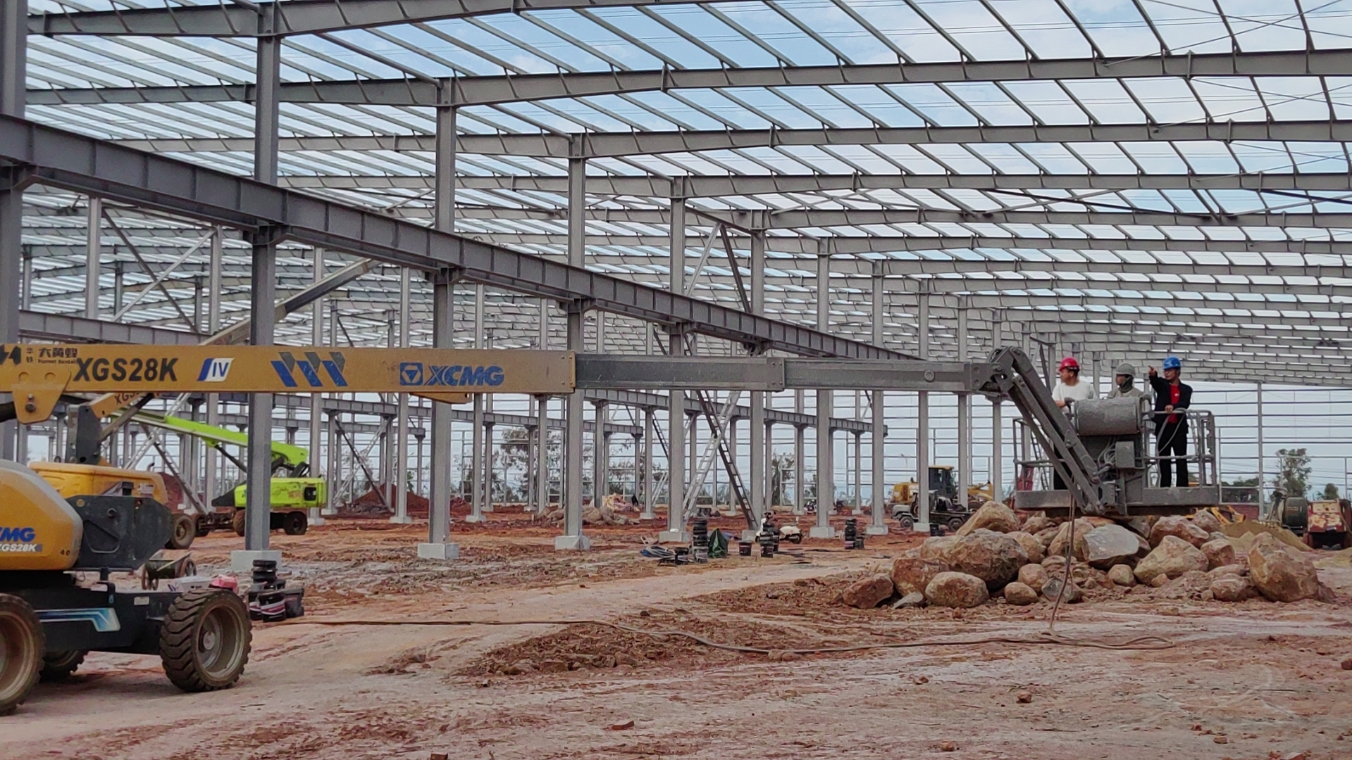 廠房鋼結(jié)構(gòu)廠家金鼎鋼構(gòu)  廠房噴防火涂料